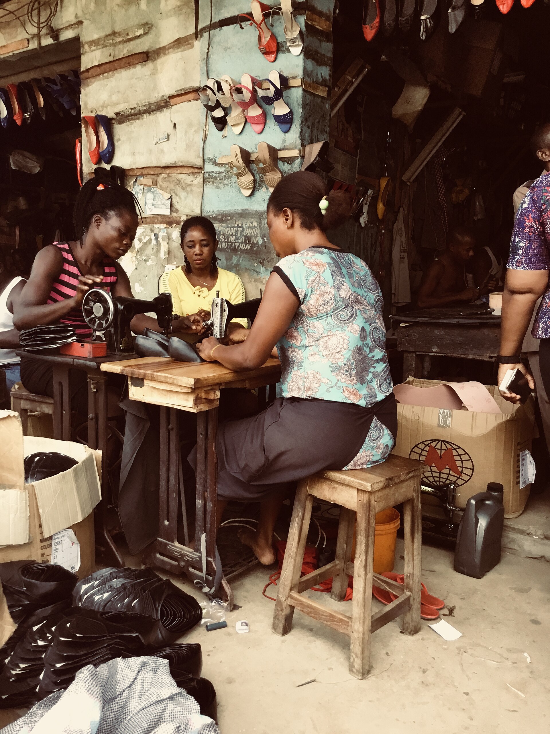 Крупный план седельного шва на кожаном кошельке